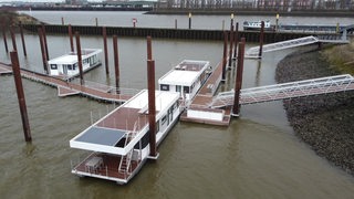 Die drei Hausboote am Lankenauer Höft an der Steganlage. 