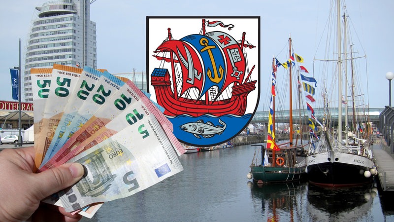 Blick auf das Klimahaus und Teil des Hafens in Bremerhaven, davor das Wappen von Bremerhaven und eine Hand voller Geldscheine.