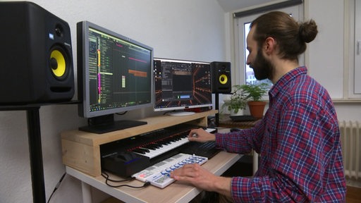 Ein Musiker komponiert Musik digital über einen Computer