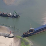 Ein Schiff liegt auf einer Sandbank