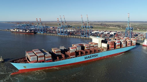 Ein großes Containerschiff liegt quer