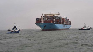 Schlepper in Position zur Bergung des Containerschiffs Mumbai Maersk