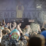Bühne des Haven Beatz in der Stadthalle Bremerhaven. Davor feierne Menschen mit dem Rücken zur Kamera, die Hände zum Klatschen in den Himmel gestreckt.