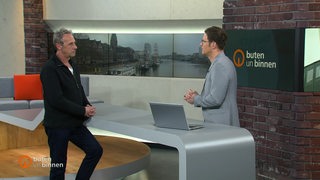 Der Radio Bremen Sportreporter Heiko Neugebauer zum Interview mit Moderator Felix Krömer im Studio von buten un binnen.