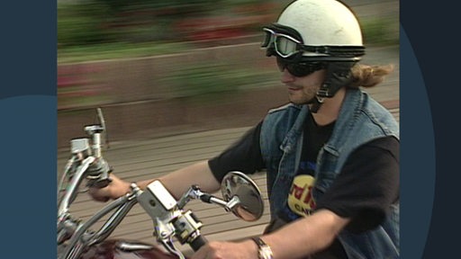 Eine alte Aufnahme vom damaligen Werderander Heiko Scholz während er Motorrad fährt.
