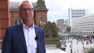 Der Chef der nordeutschen Bahnhöfe Heiko Siemers auf dem Dach des Bremer Hauptbahnhofs.