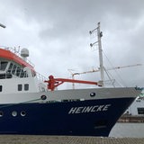 Ein Schiff liegt an einem Pier.