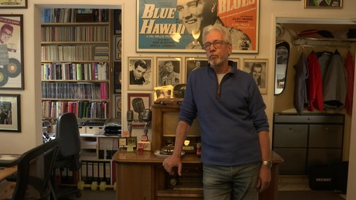 Der Herausgeber des Rock'n Roll Magazin Heinz-Günther Hartig steht in seinem Wohnzimmer mit seiner Rock Musik Sammlung. 