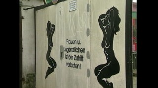 Ein Schild, auf dem steht "Frauen und Jugendlichen ist der Zutritt verboten!"