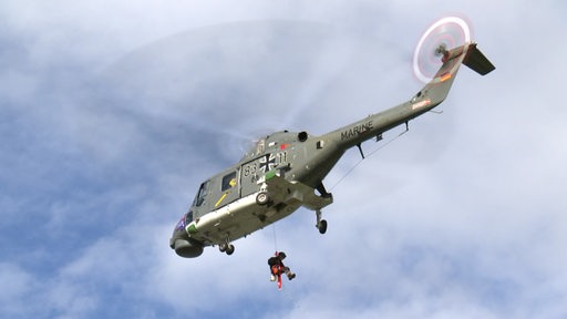 Ein Hubschrauber der Marine rettet während einer Übung eine Person aus der Luft.