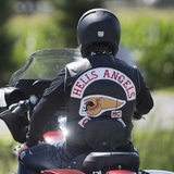 Ein Mitglied der Hells Angels sitzt in der Jacke der Gruppierung auf seinem Motorrad