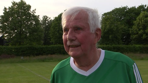 Der achtzig-jährige Fußballer Helmut Pasierbeck vom SV Grün-Weiß Beckedorf im Interview. 