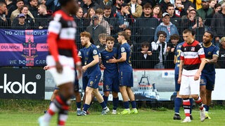Abdula Genaev von der SV Hemelingen bejubelt mit seinen Teamkollegen seinen Treffer zum 1:1 gegen Altona 93.