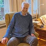 Henning Scherf sitzt in seinem Wohnzimmer.