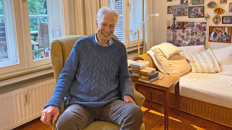 Henning Scherf sitzt in seinem Wohnzimmer.