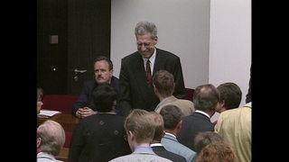 Henning Schewrf nimmt Glückwunsche entgegen in der Bremischen Bürgerschaft, 1995
