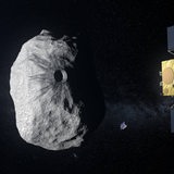 Das Foto zeigt einen Asteroiden, der von drei Sonden umkreist wird.