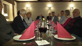 Beim CDU-Herbstessen sitzen mehrere Personen des Ortsverband Borgfeld an einem langen Tisch. 