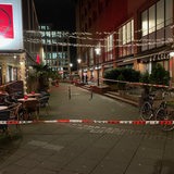 Rot-weißes Polizeiband sperrt einen Durchgang mit Hillmannplatz ab.