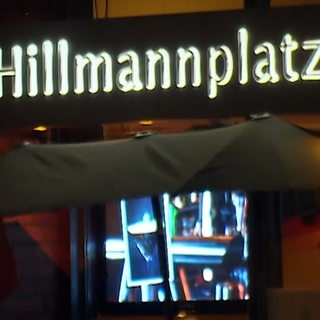 Zu sehen ist der Schriftzug "Hillmannplatz".
