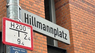 Aus einem Straßenschild steht "Hillmannplatz".