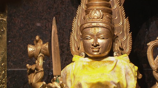 Eine Statue aus dem Hindu Tempel. 