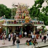 Zu sehen ist ein bunt geschmückter Hindu-Tempel.