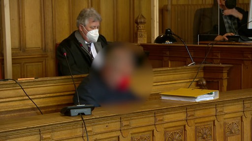 Der Angeklagte ehemalige Geschäftsführer der Bremer Firma Hirsch im Gerichtsaal. 