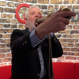 Ein Mann imitiert einen Hirschruf.