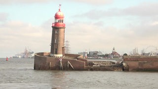 Der in Schieflage geratene historische Leuchtturm und die beschädigte Kaimauer in Bremerhaven