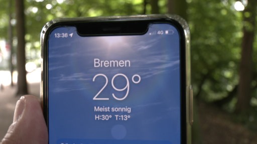Auf einem Handybildschirm sieht man die Temperatur in Bremen