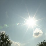 Die Sonne strahlt hell am Himmel.