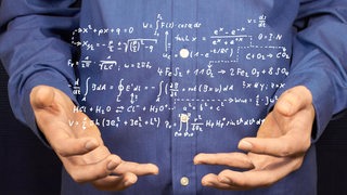 Hände halten wie magisch mathematische Formeln (Symbolbild)