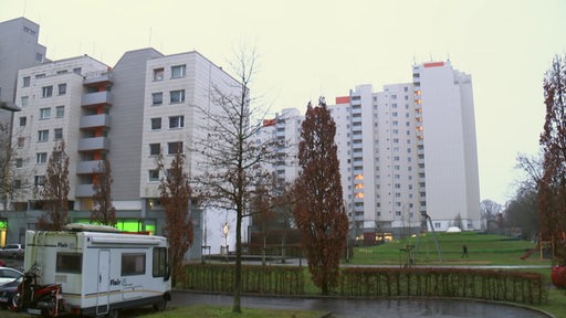 Es ist eine Hochhaussiedlung in Bremen zu sehen.