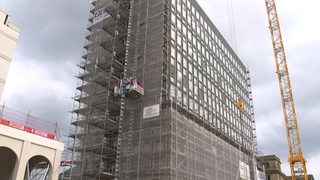 Das Baustellenprojekt des elfstöckiges Hochhauses am Fernbusterminal in Bremen. 