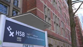Schild mit HSB-Logo vor Gebäude der Hochschule Bremen