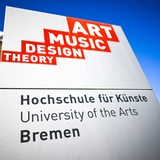 Ein Schild weist auf den Speicher XI der Bremer Hochschule für Künste in der Überseestadt hin. 