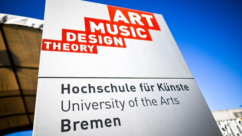Ein Schild weist auf den Speicher XI der Bremer Hochschule für Künste in der Überseestadt hin. 