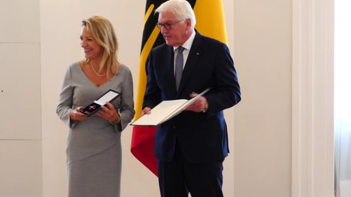 Die "Hochschullehrerin des Jahres" Antje Boetius steht bei der Preisverleihung neben dem Bundespräsidenten Steinmeier.