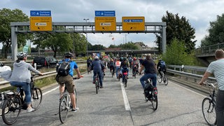 Radfahrer auf der Bundesstraße in Bremen