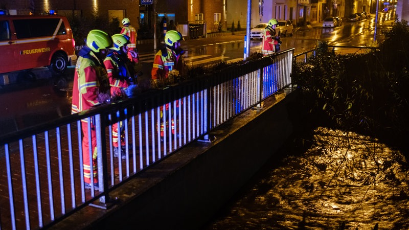 Feuerwehrleute beobachten den Wasserstand der Rodenberger Aue. Rund 300 Einsatzkräfte von Feuerwehr und Technischem Hilfswerk (THW) sind in Rodenberg im Einsatz um die Innenstadt vor dem Hochwasser zu sichern.
