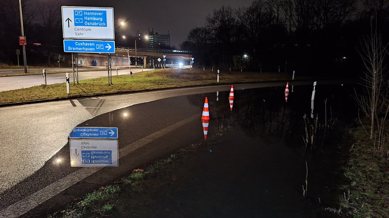 Autobahnauffahrt ist überflutet und gesperrt, Wasser steht auf der Straße