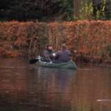 Zwei Menschen sitzen in einem Boot.