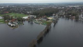 Zu sehen ist ein vom Hochwasser überschwemmtes Gebiet in Bremen.