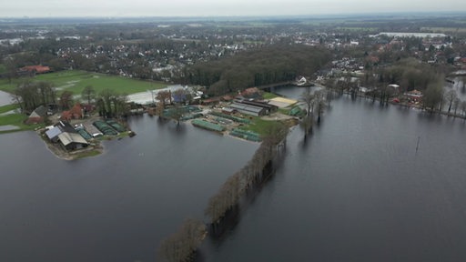 Zu sehen ist ein vom Hochwasser überschwemmtes Gebiet in Bremen.