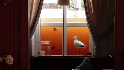 Das Hochwasser deckt die hälfte des Fensters zu, es ist orange