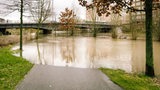 Das Peter-Fechter-Ufer wird vom Hochwasser der Ihme überschwemmt.