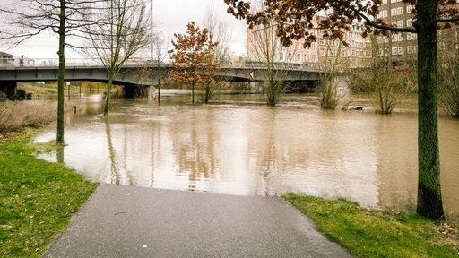 Das Peter-Fechter-Ufer wird vom Hochwasser der Ihme überschwemmt.