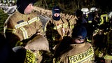 Einsatzkräfte der Feuerwehr sichern den aufgeweichten Deich der Hunte nahe der Ortschaft Astrup mit Vlies und Sandsäcken. Die Hochwasserlage bleibt in vielen Regionen Niedersachsens angespannt.