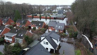 Eine überflutete Häusersiedlung in Borgfeld während des Hochwassers. 